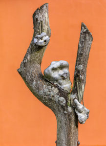 Garden decoration made of flint and driftwood Garden decoration made of flint and driftwood